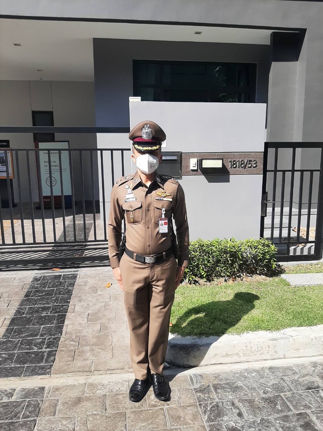 พ.ต.อ.วชิรากรณ์ วงศ์บุญ ผกก.สน.พระโขนง ตรวจบ้านตามโครงการฝากบ้านไว้กับตำรวจในวันหยุดช่วงเทศกาลปีใหม่ เพื่อสร้างความปลอดภัยในทรัพย์สินให้กับพี่น้องประชาชน