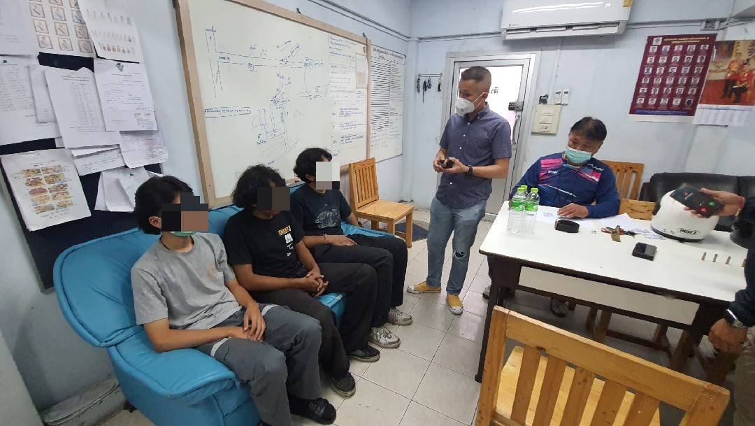 สน.พระโขนง รวบ 3 โจ๋ปล้นหัวเข็มขัดอริต่างสถาบัน สารภาพลงขันซื้อปืนใช้ร่วมกัน