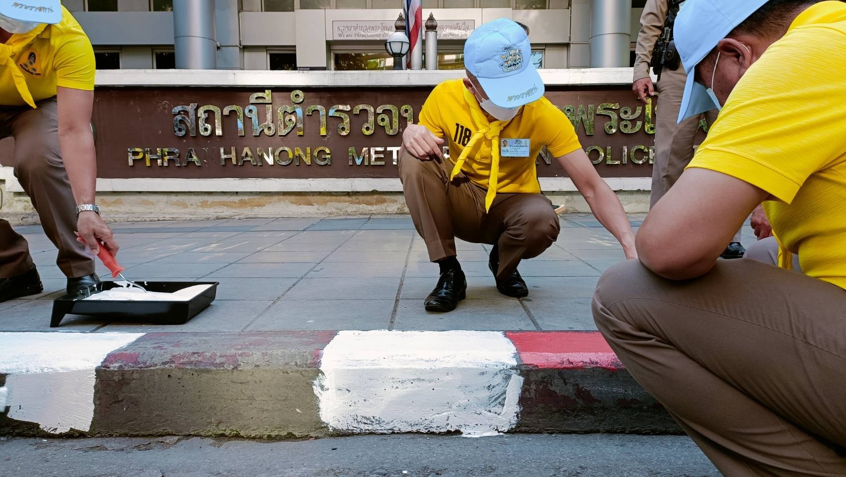 พ.ต.อ.วชิรากรณ์ วงศ์บุญ ผกก.สน.พระโขนง จัดกิจกรรมจิตอาสาพระราชทาน เนื่องในโอกาสวันเฉลิมพระชนมพรรษาสมเด็จพระนางเจ้าสุทิดา พัชรสุธาพิมลลักษณ พระบรมราชินี วันที่ 3 มิถุนายน 2565