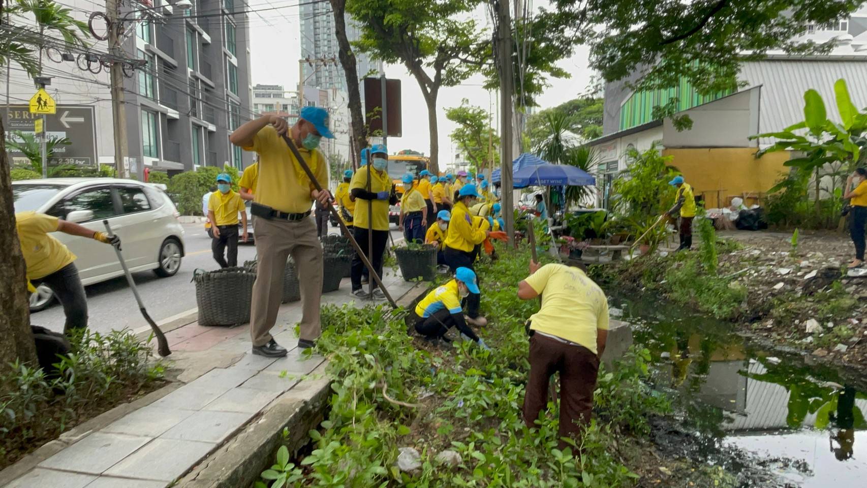 สน.พระโขนง เข้าร่วมกิจกรรมจิตอาสา เราทำความดีด้วยหัวใจ เปิดทางน้ำไหล เก็บขยะวัชพืช บริเวณคูน้ำซอยสุขุมวิท 50 (จากคลองคาง ถึงคลองบางจาก) กับสำนักงานเขตคลองเตย และประชาชนจิตอาสาในพื้นที่ ร่วมกิจกรรม เราทำความดี ด้วยหัวใจ